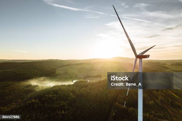 Windkraftanlage Im Sonnenuntergang Von Der Luft Aus Gesehen Stockfoto und mehr Bilder von Windkraftanlage