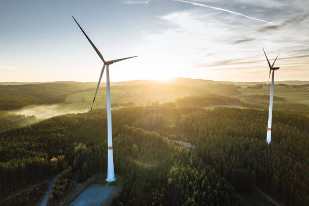 turbina de viento en el atardecer visto desde una vista aérea - fuel and power generation clean industry environment fotografías e imágenes de stock