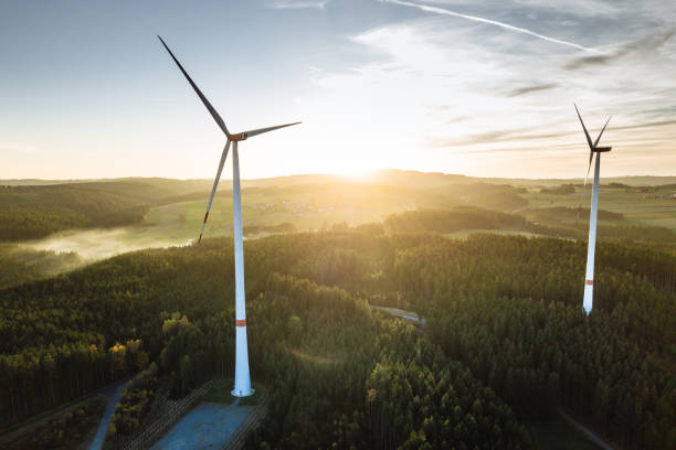 turbina eolica al tramonto vista da una vista aerea - wind turbine fuel and power generation clean industry foto e immagini stock