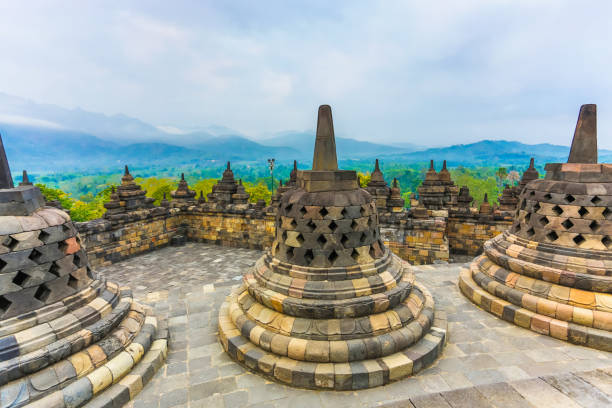 borobudur. temple bouddhiste à magelang, java central en indonésie. - borobudur ruins photos et images de collection