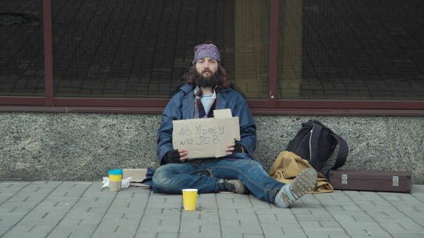 бедный безработный попрошайничество на улице - panhandling стоковые фото и изображения