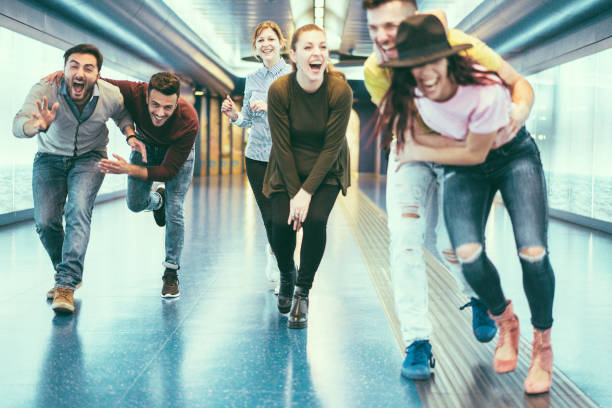 amici felici che si divertono nella stazione metropolitana sotterranea - giovani che escono pronti per la serata di festa - amicizia, felicità e concetto giovanile - filtro telecamera retrò - focus sul viso della donna sinistra - teenager city life laughing group of people foto e immagini stock