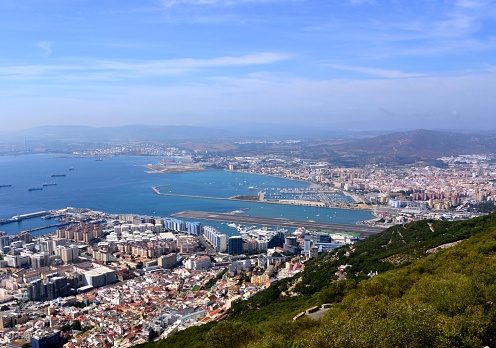 Gibraltar: view of the town and La Línea de la Concepción in Cadiz province, Spain - the border is north of the airport - photo by M.Torres