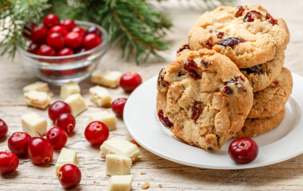 galletas caseras de navidad arándano con chocolate blanco en un recipiente sobre la mesa. estilo rústico. enfoque selectivo - dried cranberry fotografías e imágenes de stock