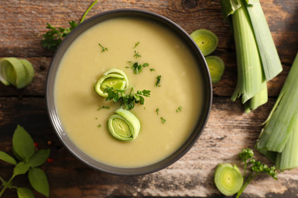 zuppa di verdura - porro foto e immagini stock