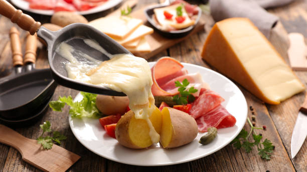 раклетт сыр расплавленный - raclette cheese стоковые фото и изображения
