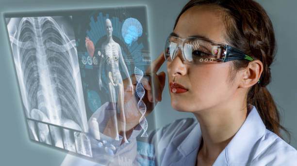 joven doctora mirando la pantalla del holograma. registro médico electrónico. gafas inteligentes. concepto de tecnología médica. - pantalla montada en la cabeza fotografías e imágenes de stock