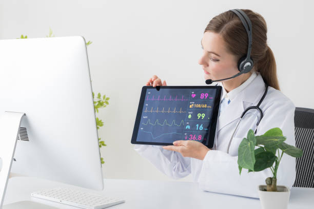 concept de la médecine à distance. jeune femme médecin de parler avec un téléphone tv. - medical scanner audio photos et images de collection