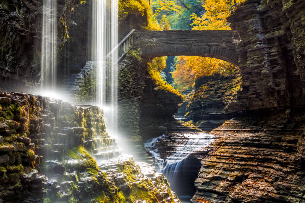 watkins glen state park - scenics waterfall autumn rock - fotografias e filmes do acervo