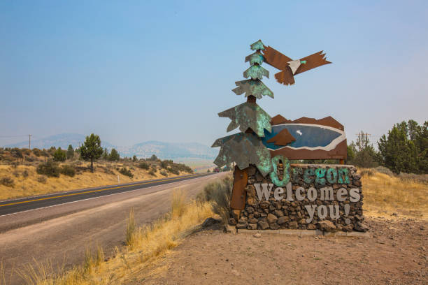 Welcome to Oregon state line sign Welcome to Oregon state line sign oregon us state photos stock pictures, royalty-free photos & images