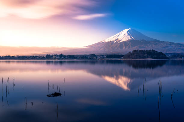 гора фудзи и озеро кавагути - twilight fuji mt fuji japan стоковые фото и изображения