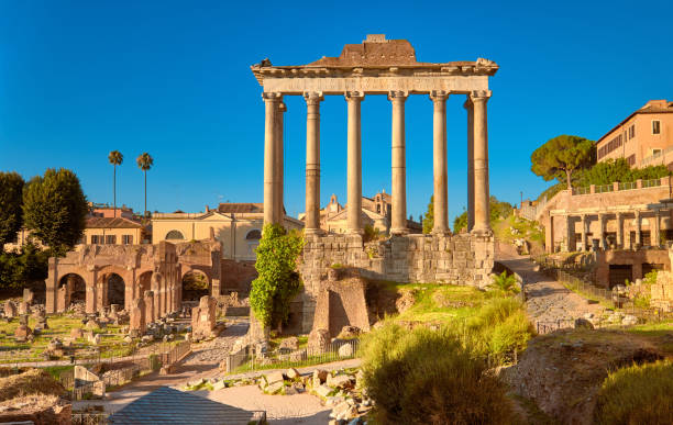 immagine panoramica del foro romano, o foro di cesare, a roma, italia - high angle view famous place roman roman forum foto e immagini stock