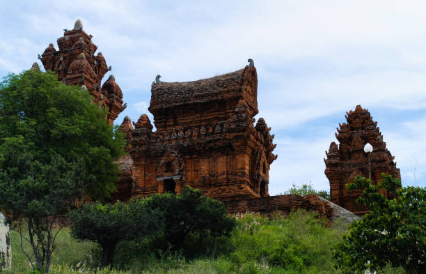 poklongarai champa tower - phan rang photos et images de collection