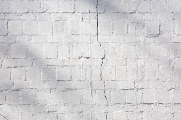 éraflures et des saletés sur blanc peint texture de fond de mur construit en parpaings de béton - hollow gray pattern wall photos et images de collection