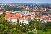 ansicht-von-prag-mit-kloster-strahov.jpg?b=1&s=170x170&k=20&c=ICAwyqigtIyvV2hjcCFhzEXxHjqKIjvUOQh0b0cpiRE=