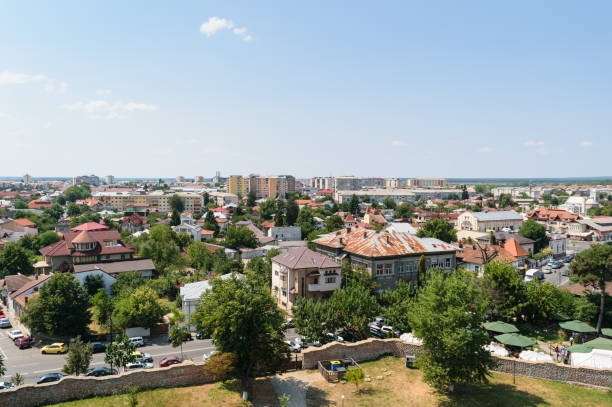 veduta aerea della città di targoviste a dambovita. fu la capitale della romania nel xv e xvi secolo. - tirgoviste foto e immagini stock