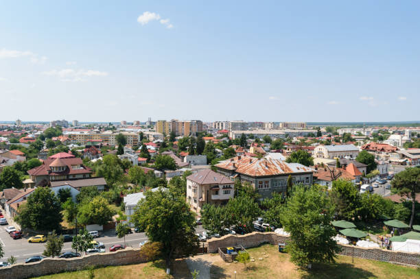vista aérea da cidade de targoviste em dambovita. foi capital da roménia, no século 15 e 16. - tirgoviste - fotografias e filmes do acervo