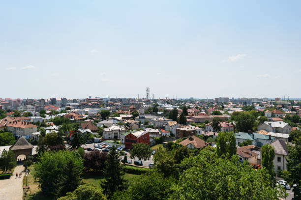 vue aérienne de la ville de targoviste dambovita. elle fut capitale de la roumanie dans le 15ème et le 16ème siècle. - tirgoviste photos et images de collection