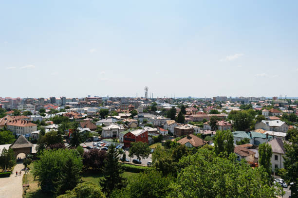 veduta aerea della città di targoviste a dambovita. fu la capitale della romania nel xv e xvi secolo. - tirgoviste foto e immagini stock