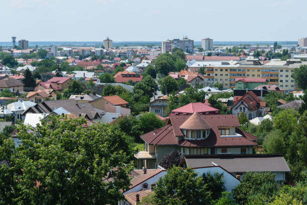 vista aérea da cidade de targoviste em dambovita. foi capital da roménia, no século 15 e 16. - tirgoviste - fotografias e filmes do acervo