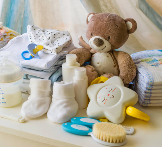 baby-produkte, symbole für neugeborene, - babybekleidung stock-fotos und bilder
