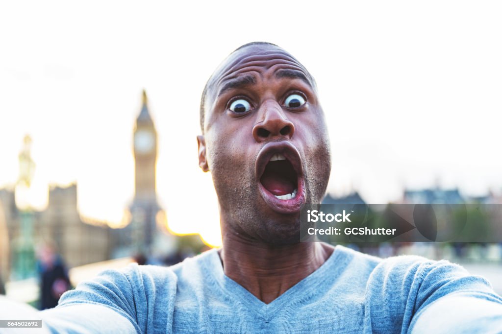 Prenant un Selfie avec une expression bizarre près de Big Ben, London - Photo de Selfie libre de droits