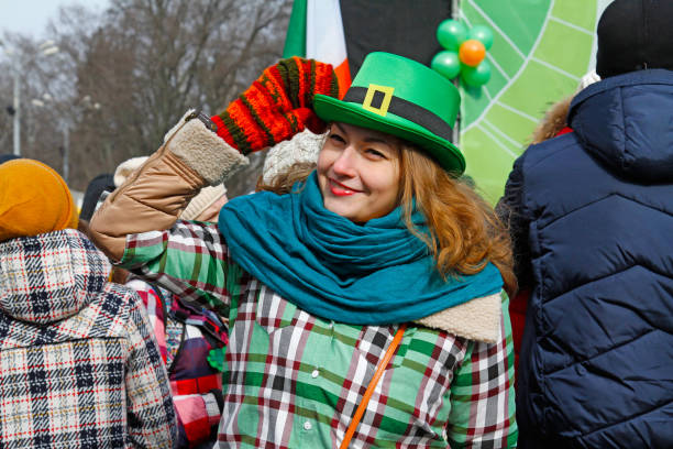 participant at the st. patrick's day parade in the irish hat in the park sokolniki in moscow - scarf hat green glove imagens e fotografias de stock