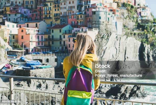 Photo libre de droit de Femme Jeune Touriste Blonde À Riomaggiore Cinque Terre Italie banque d'images et plus d'images libres de droit de Italie