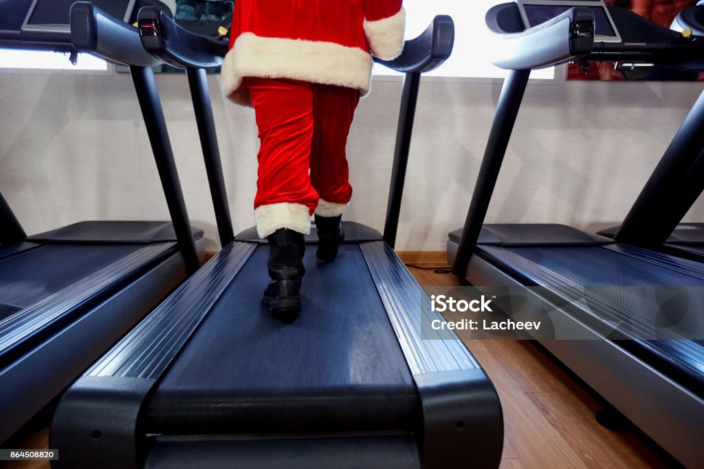 Santa Claus en el gimnasio haciendo ejercicios de - Foto de stock de Ejercicio físico libre de derechos