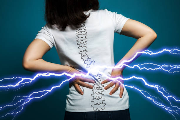mujer joven con dolor de espalda. - backache chiropractic adjustment pain women fotografías e imágenes de stock