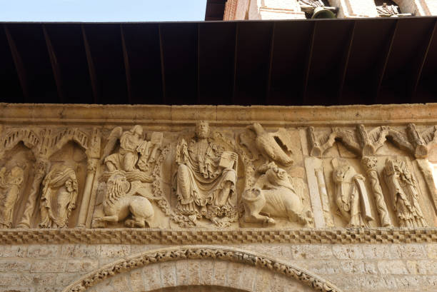 detalle del pórtico de santiago iglesia, carrión de los condes, provincia de palencia, españa - palencia province fotografías e imágenes de stock