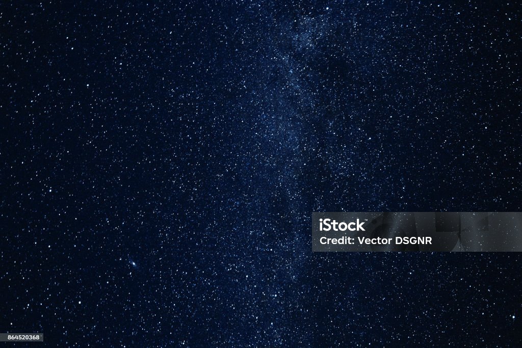 Via Lattea galassia con stelle e pianeti incandescenti nell'universo. Cielo blu scuro nella notte - Foto stock royalty-free di Stella