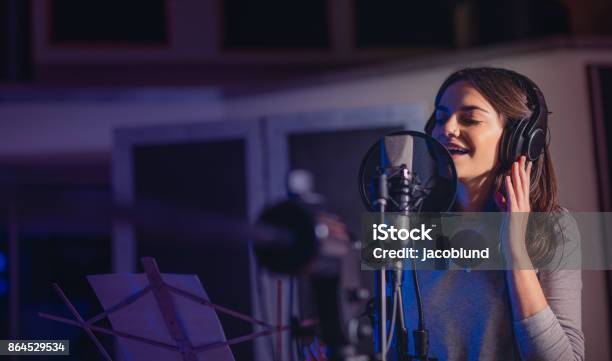 Photo libre de droit de Lecture Chanteuse Enregistrement Album En Studio banque d'images et plus d'images libres de droit de Chanter - Chanter, Studio d'enregistrement, Chanteur