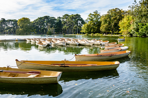 Una flota de botes de alquiler destinado a uno con el otro al final del día en el lago menor en el Bois de Boulogne en París. photo