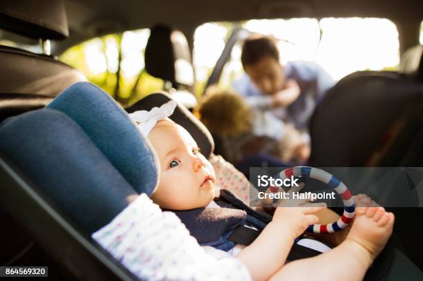Niña Bebé Sujetado Con Cinturón De Seguridad En Asiento De Coche De Seguridad Foto de stock y más banco de imágenes de Sillita de seguridad de bebés