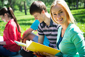 studentin-im-freien-mit-ihren-freunden.jpg?b=1&s=170x170&k=20&c=X_4Bx3_6em7XrnuWDTMOhfgvrJXNtl5QDWSn9D82yXo=