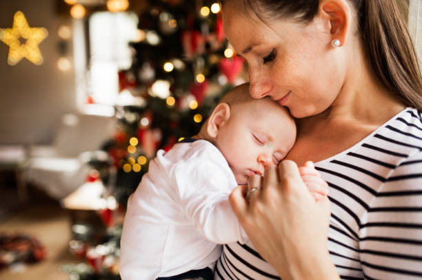 młoda kobieta z małym chłopcem w czasie bożego narodzenia. - winter family child snow zdjęcia i obrazy z banku zdjęć