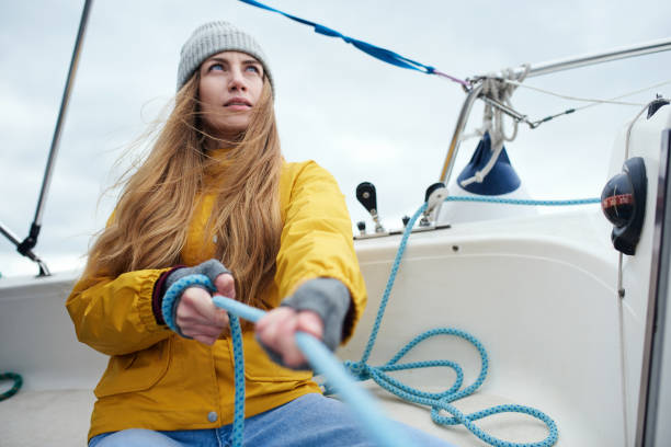 giovane donna forte che naviga sulla barca - albero di bompresso foto e immagini stock
