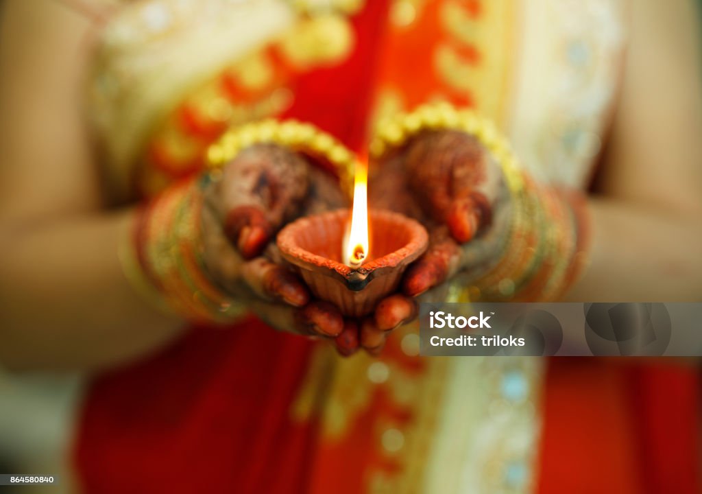 Femme indienne tenant Diwali lampe à huile - Photo de Diwali libre de droits