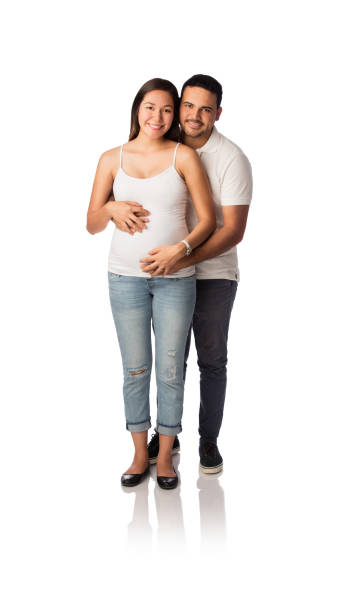 volledige schot van zwangere paar permanent en glimlachen - pregnant isolated on white stockfoto's en -beelden