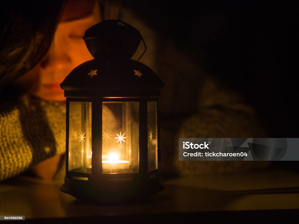 Đèn Lồng Đen Và Ánh Sáng Ấm Áp Của Nến Với Cô Gái Nền Tập Trung ...