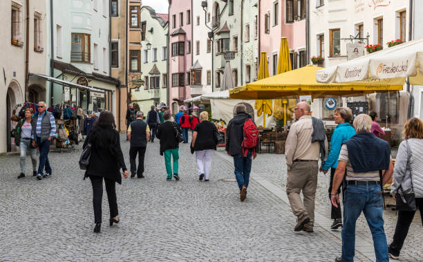 ラッテンベルクの街の観光客 - north tirol austria wall house ストックフォトと画像