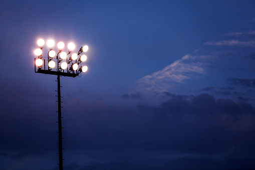 Luces del estadio de deportes al atardecer, noche. photo