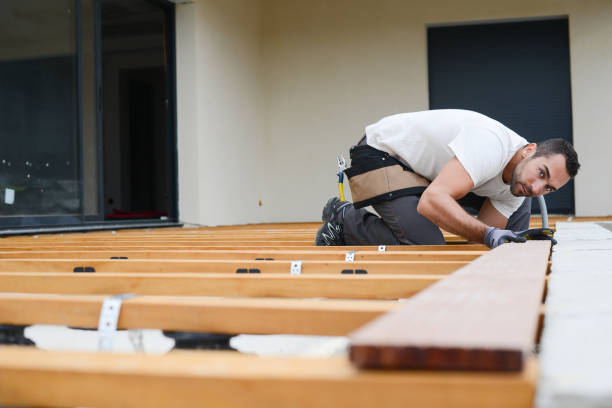 carpintero joven guapo instalar una terraza de piso de madera en construcción casa nueva - wooden construction fotografías e imágenes de stock