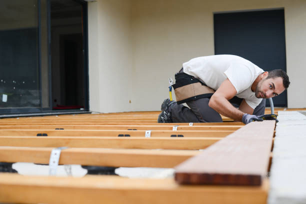 bel giovane falegname installare un pavimento in legno terrazza esterna in nuova casa cantiere - wooden construction foto e immagini stock