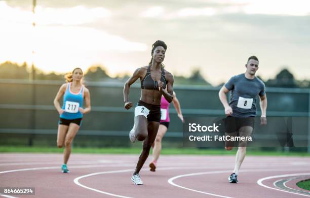 Correre Una Gara - Fotografie stock e altre immagini di Corsa veloce - Corsa veloce, Correre, Pista di atletica leggera