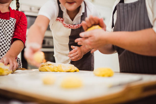 familj bakning lucia saffran bulle - lussebulle bildbanksfoton och bilder