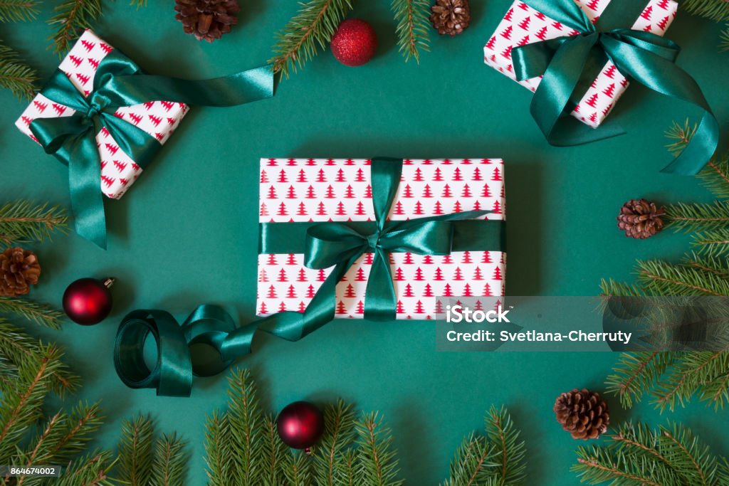 Los giftboxes Navidad y presenta en diseño de cinta de papel y verde verde con decoración roja. La endecha plana. Vista superior. - Foto de stock de Posición horizontal desde arriba libre de derechos