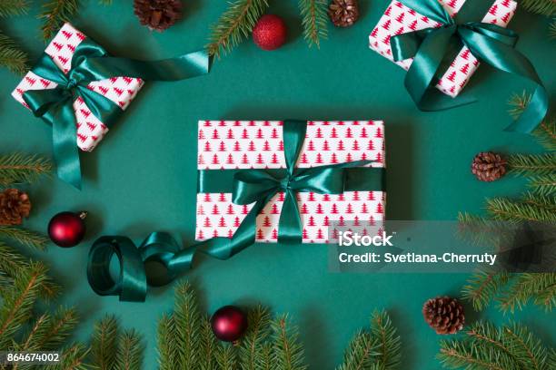 Los Giftboxes Navidad Y Presenta En Diseño De Cinta De Papel Y Verde Verde Con Decoración Roja La Endecha Plana Vista Superior Foto de stock y más banco de imágenes de Posición horizontal desde arriba