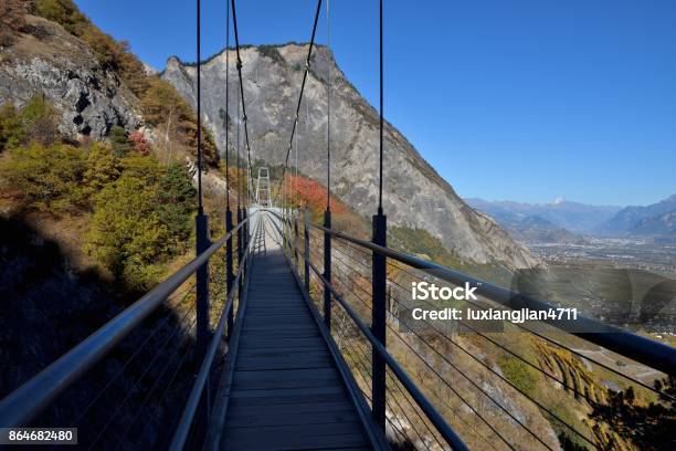 Die Hängebrücke In Wallis Schweiz Stockfoto und mehr Bilder von Drahtseil - Drahtseil, Baum, Berg